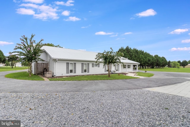 single story home featuring a porch and a front lawn