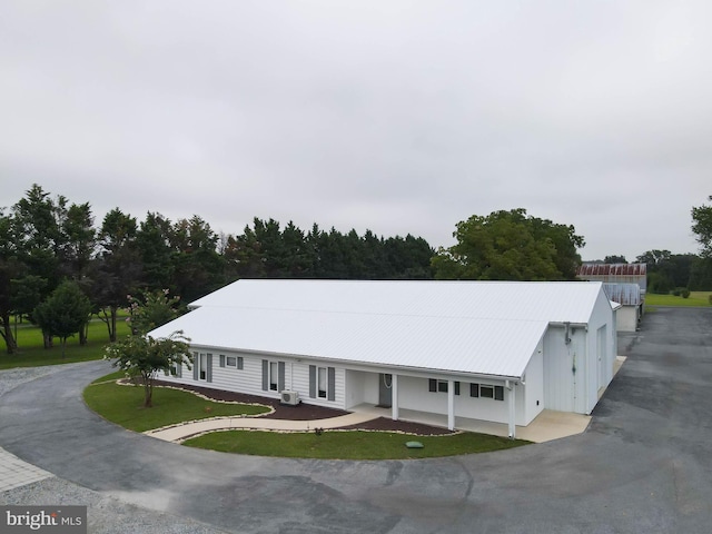 view of front of property with a front lawn