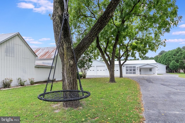 view of front of house featuring a garage and a front yard