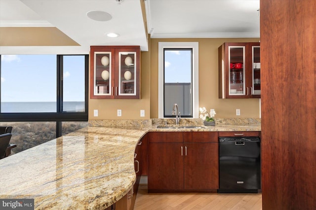 kitchen featuring crown molding, kitchen peninsula, and sink