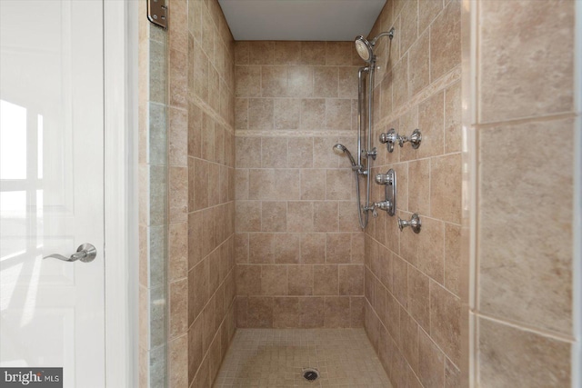 bathroom featuring tiled shower