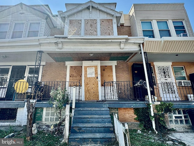 townhome / multi-family property featuring covered porch