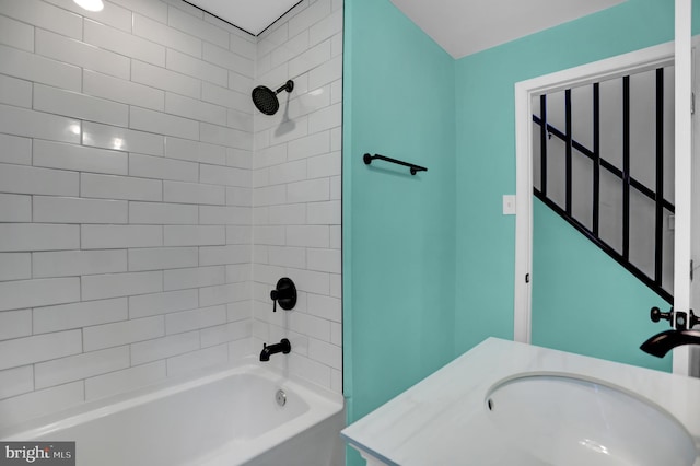 bathroom featuring tiled shower / bath combo