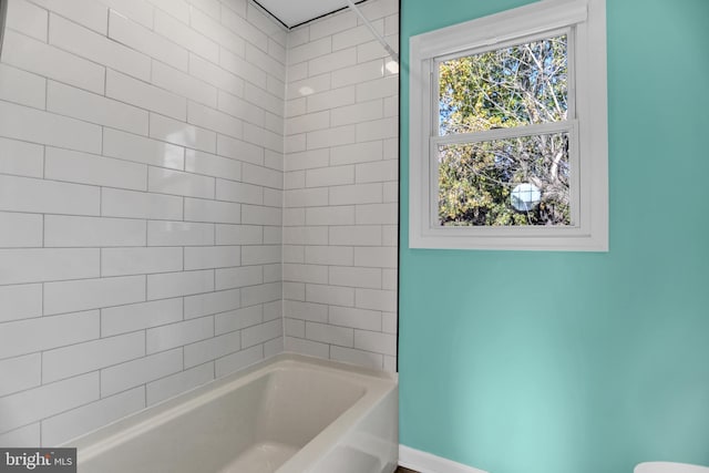 bathroom featuring tiled shower / bath combo