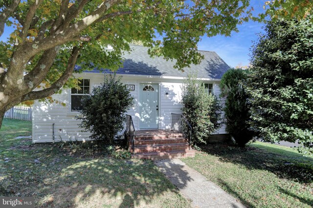 view of front of home featuring a front yard