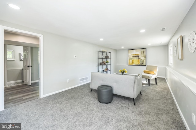 living room with carpet