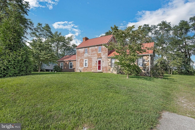 view of front of house featuring a front lawn