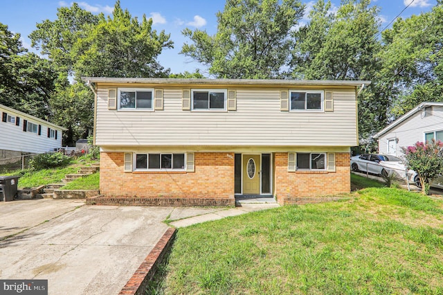 view of front of home featuring a front yard