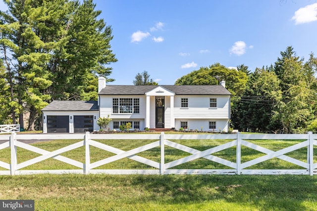 view of front of property featuring a front yard