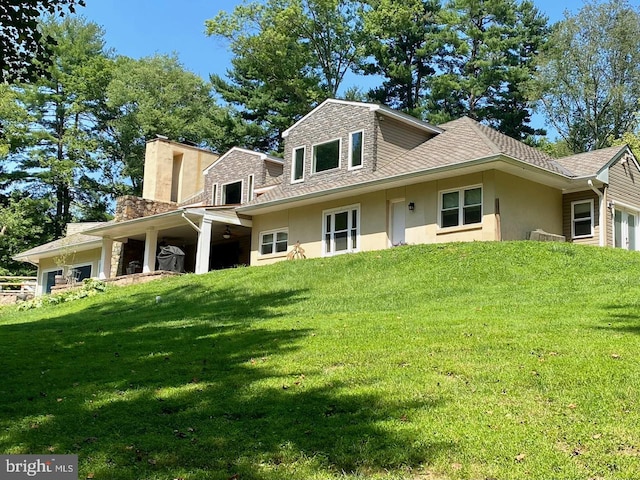 view of front of house featuring a front yard