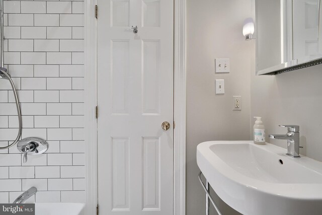 bathroom featuring sink