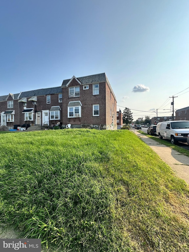 view of front facade with a front lawn