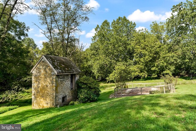 view of yard featuring an outbuilding