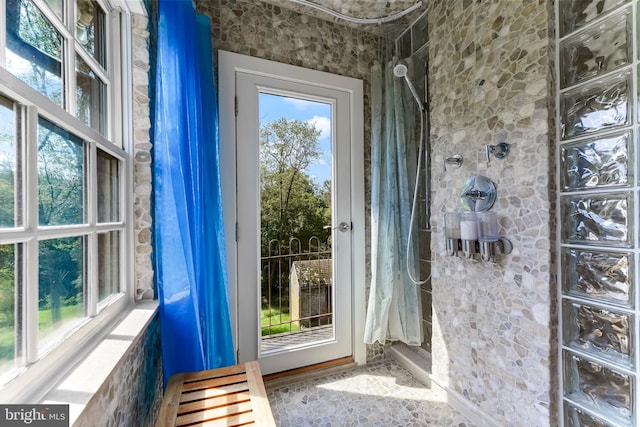 bathroom featuring a tile shower