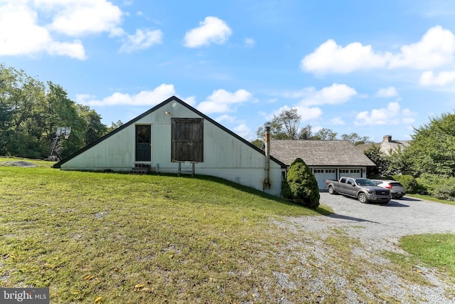 view of front of house featuring driveway, an attached garage, and a front lawn