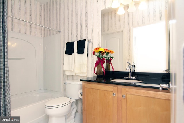 full bath with shower / tub combo with curtain, vanity, toilet, and wallpapered walls