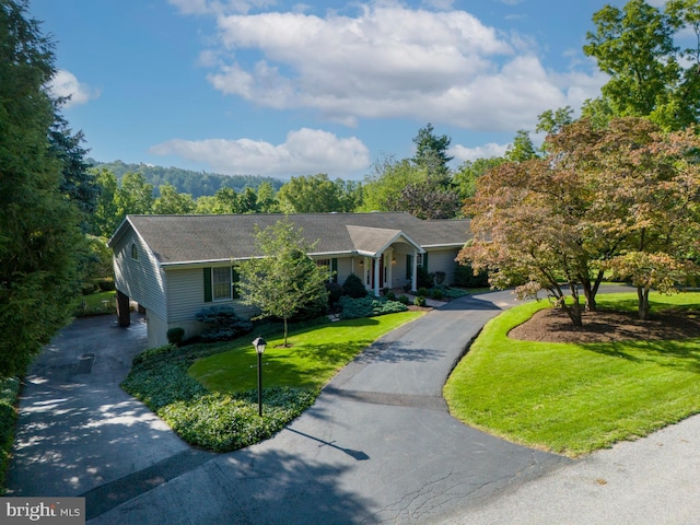 view of front facade featuring a front yard