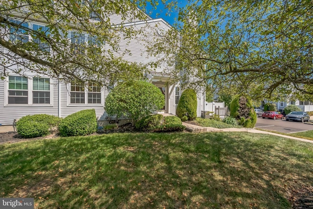 view of front of home featuring a front lawn