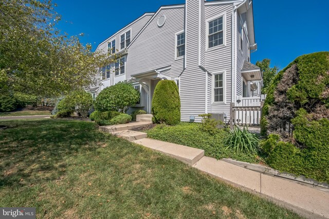 view of front of home featuring a front yard