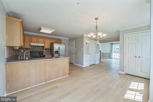 kitchen featuring stainless steel fridge, black / electric stove, light wood-type flooring, under cabinet range hood, and a sink