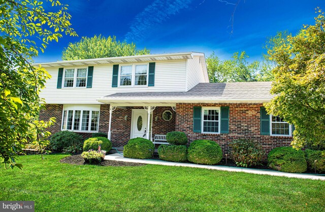 view of front of house with a front lawn