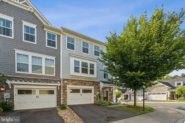 townhome / multi-family property featuring a mountain view and a garage