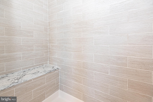 bathroom featuring a tile shower