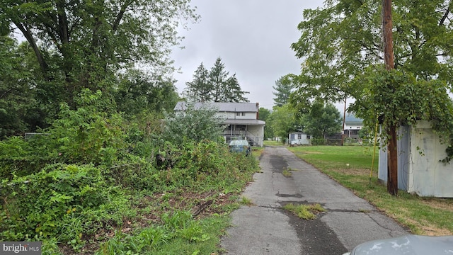 view of front of home featuring a front lawn