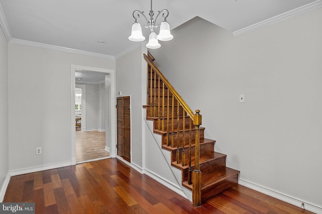 staircase featuring a notable chandelier, hardwood / wood-style flooring, and crown molding