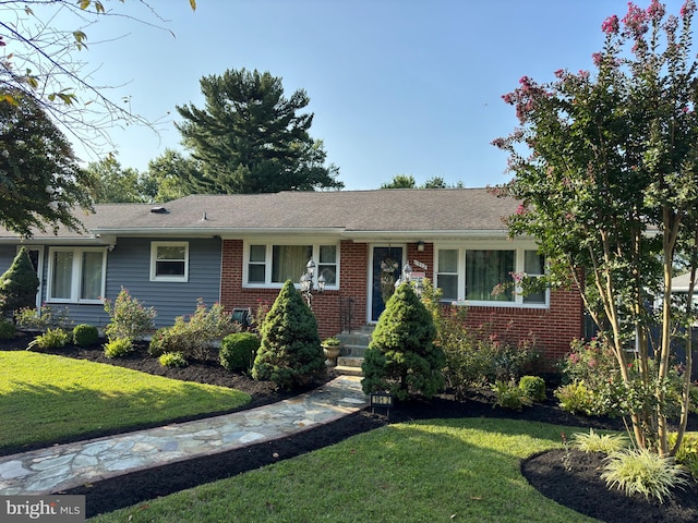 single story home with a front yard