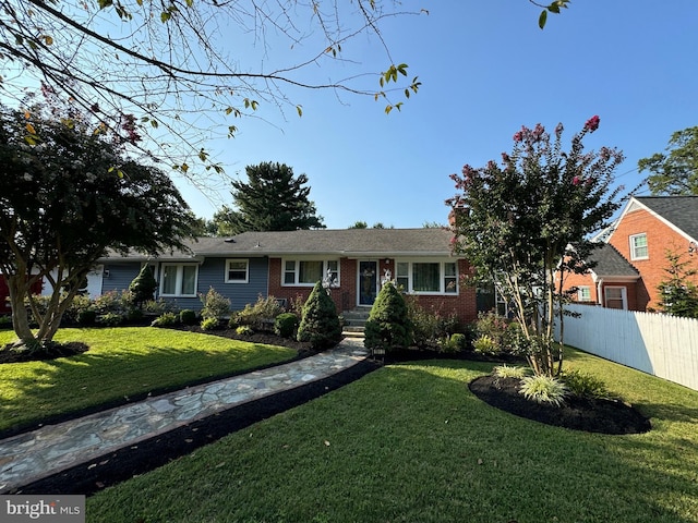 ranch-style home featuring a front lawn