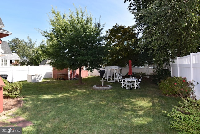 view of yard featuring a fire pit