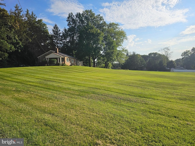 view of yard featuring a rural view