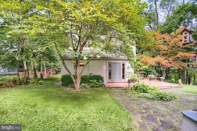 view of yard featuring a patio