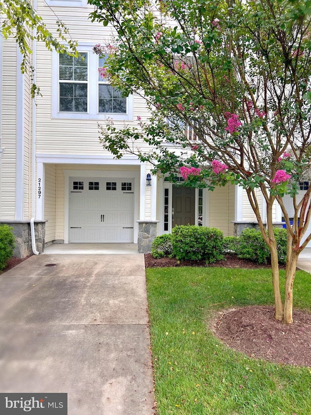 view of front facade with a garage and a front yard