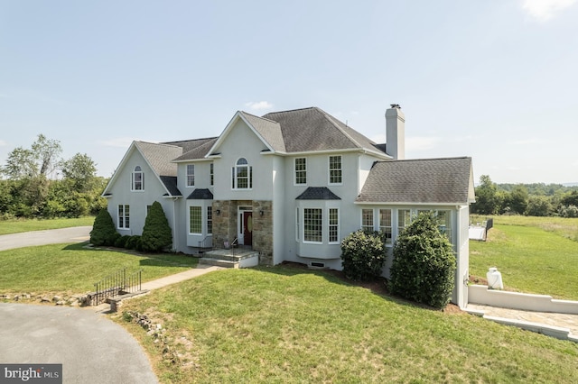 view of front facade featuring a front lawn