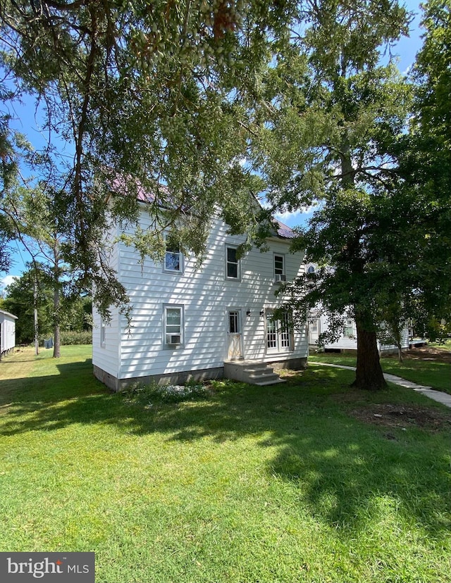 view of side of property featuring a yard