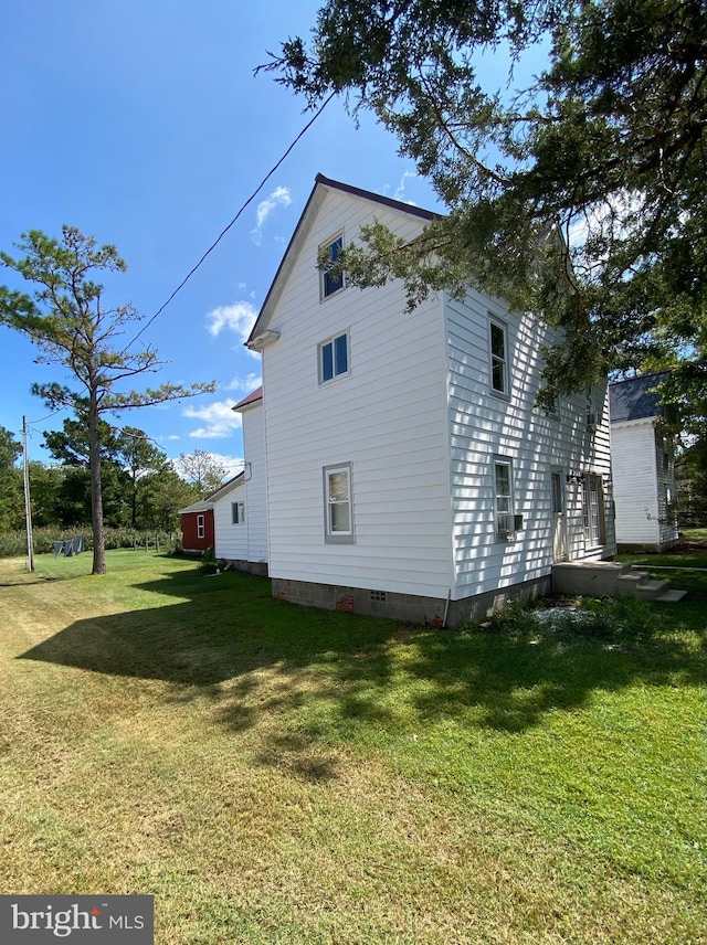 view of side of property featuring a yard