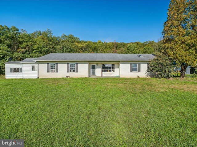 single story home with a front yard