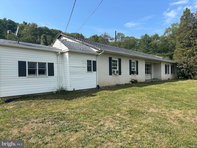 view of front of house featuring a front lawn