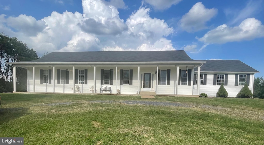 view of front of house featuring a porch and a front lawn