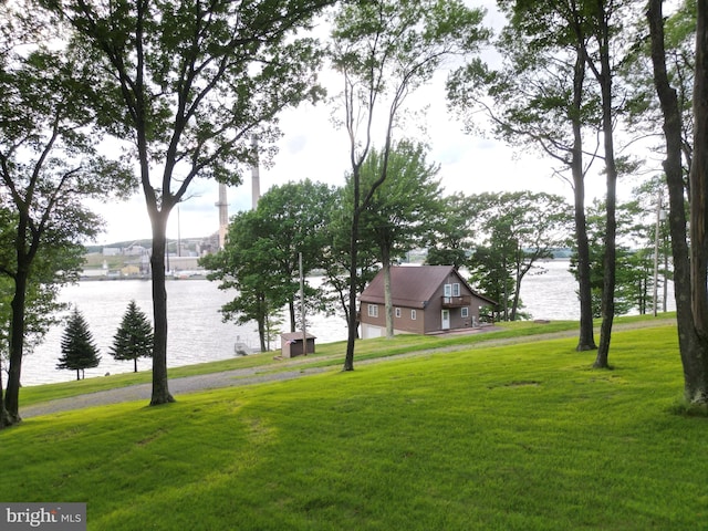 view of yard featuring a water view