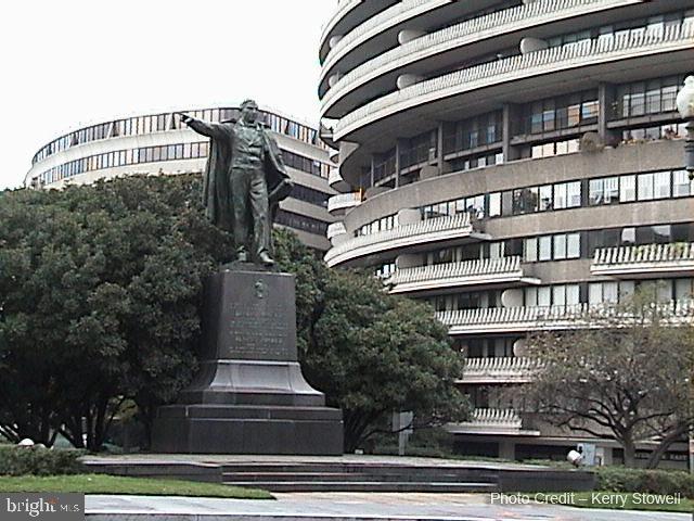 view of apartment building / complex