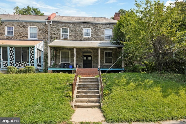 view of front facade featuring a front lawn