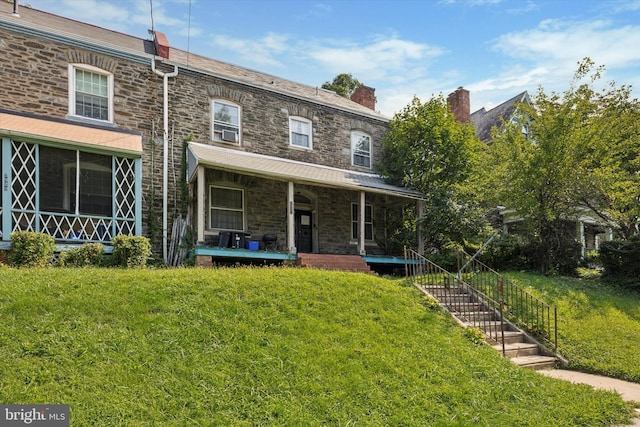 view of front of house featuring a front yard