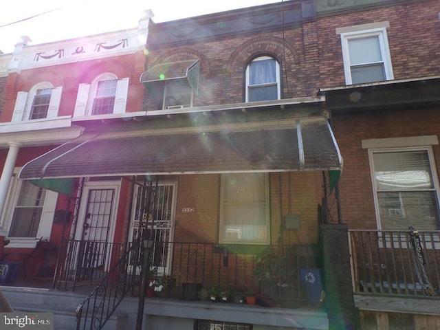 view of front facade featuring brick siding