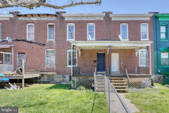 view of front of home featuring a front lawn