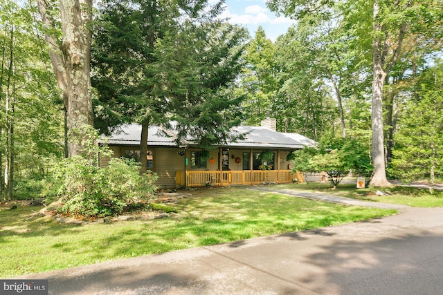 view of front of property with a porch and a front lawn