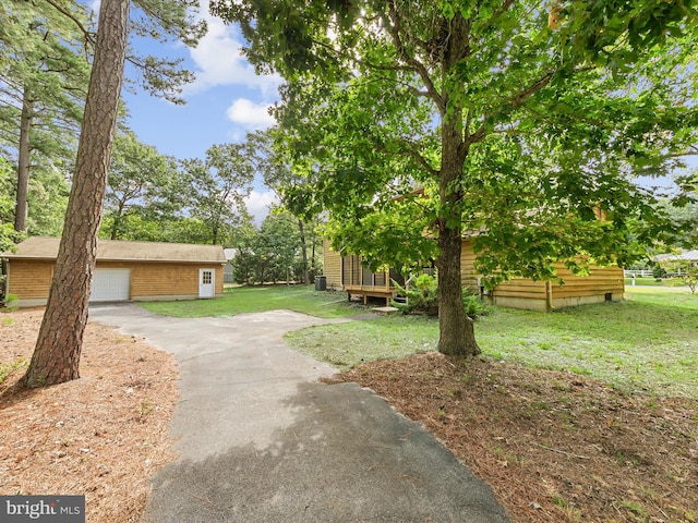 view of yard featuring an outbuilding and a garage