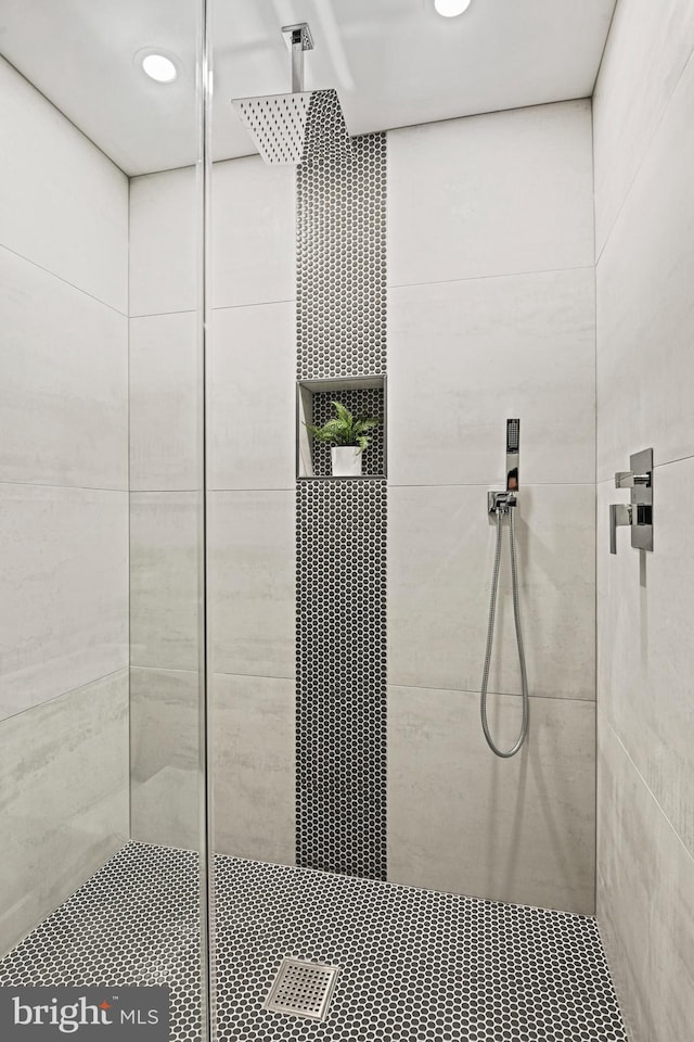 bathroom featuring a tile shower